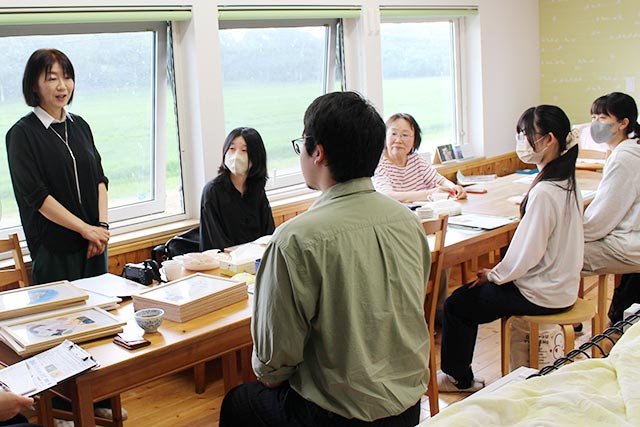 寄付贈呈式の挨拶をする株式会社クロス・クローバー・ジャパン代表 太野由佳子