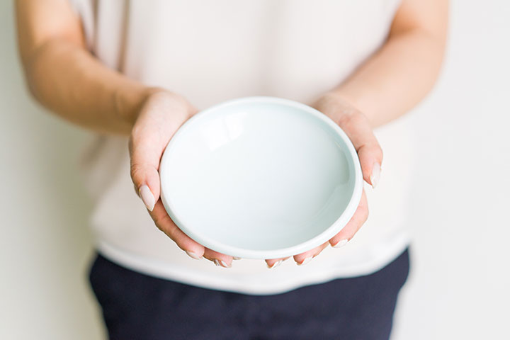 両手で器を差し出す様子